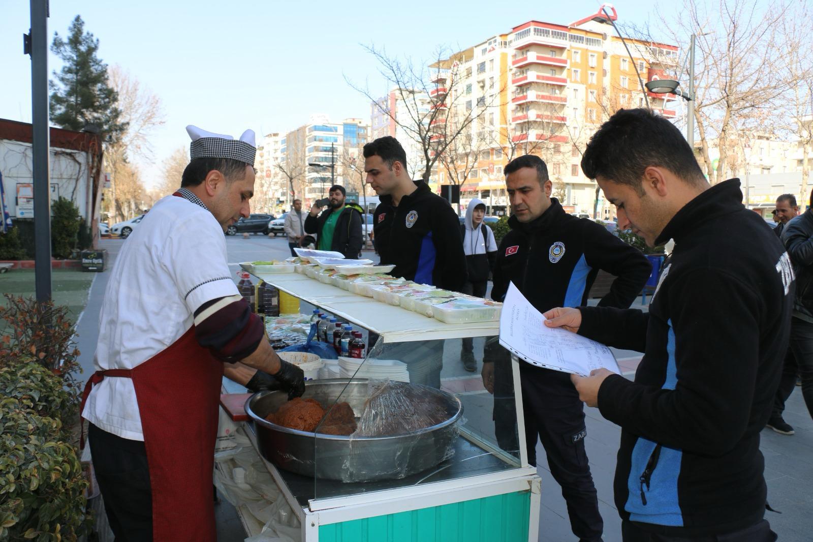  ZABITA ÇİĞKÖFTE TEZGÂHLARINI KONTROL EDİYOR