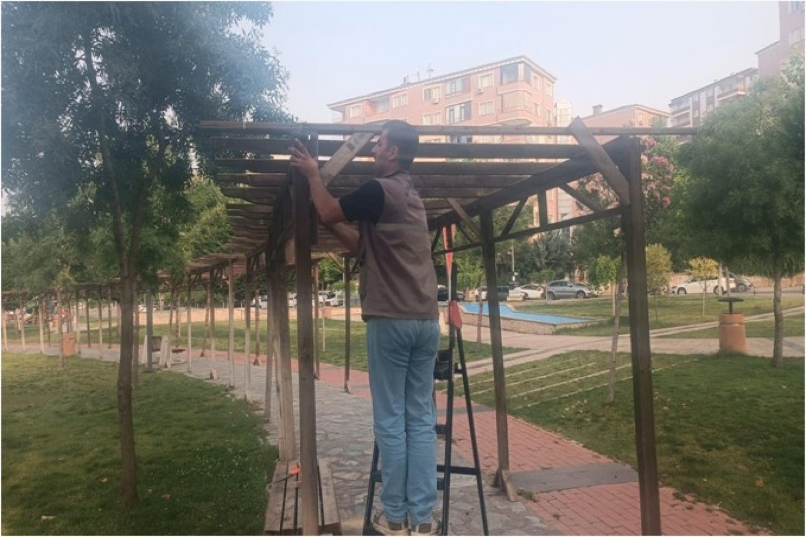 PARK VE BAHÇE EKİPLERİ, KENT GENELİNDE SAHADAYDI