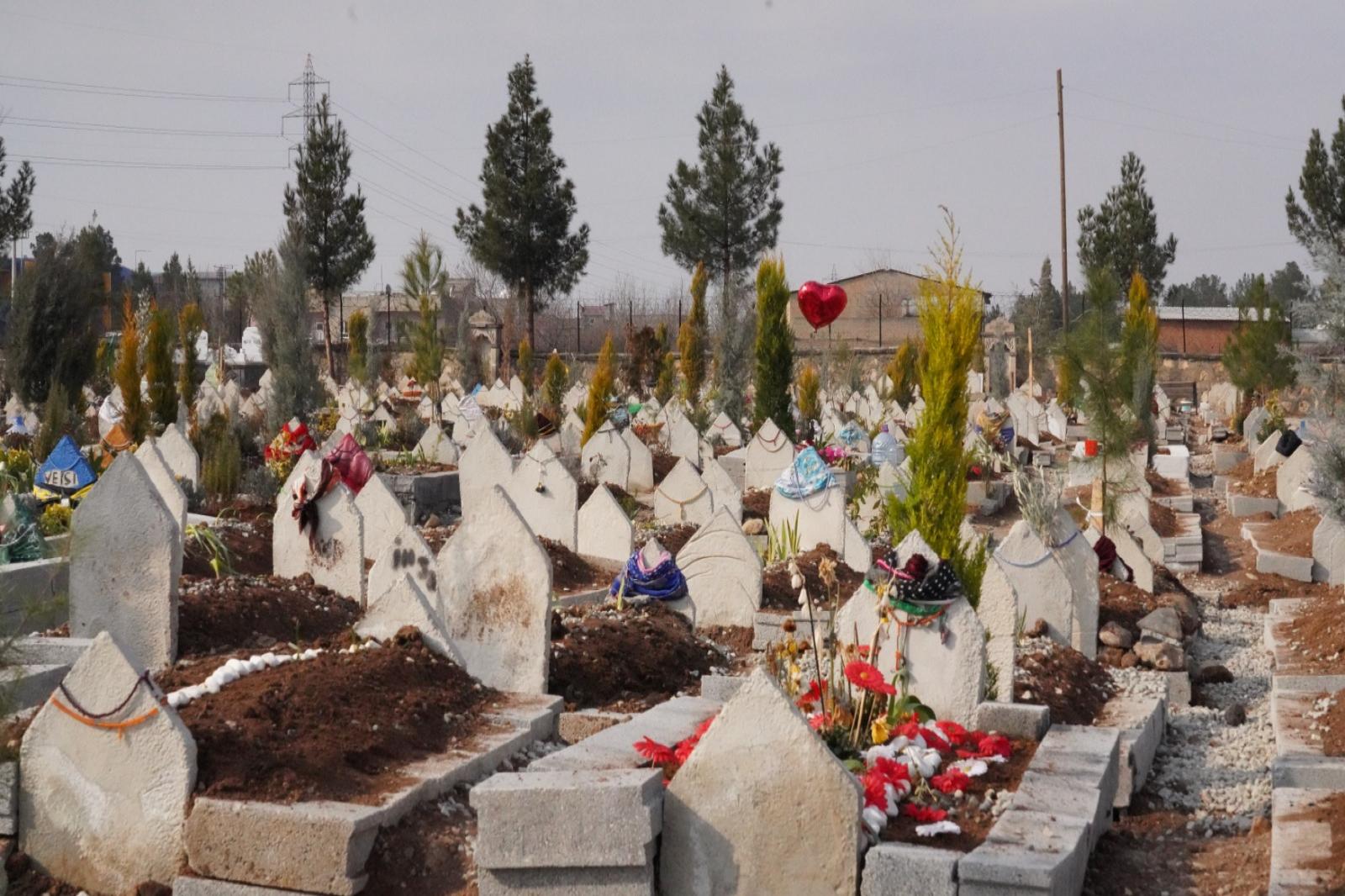 BATMAN’DA MEZARLIK HİZMETLERİ ARALIKSIZ SÜRÜYOR