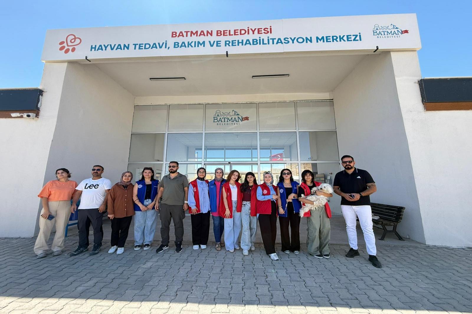 SAHİPSİZ HAYVANLARA GENÇLERDEN DESTEK