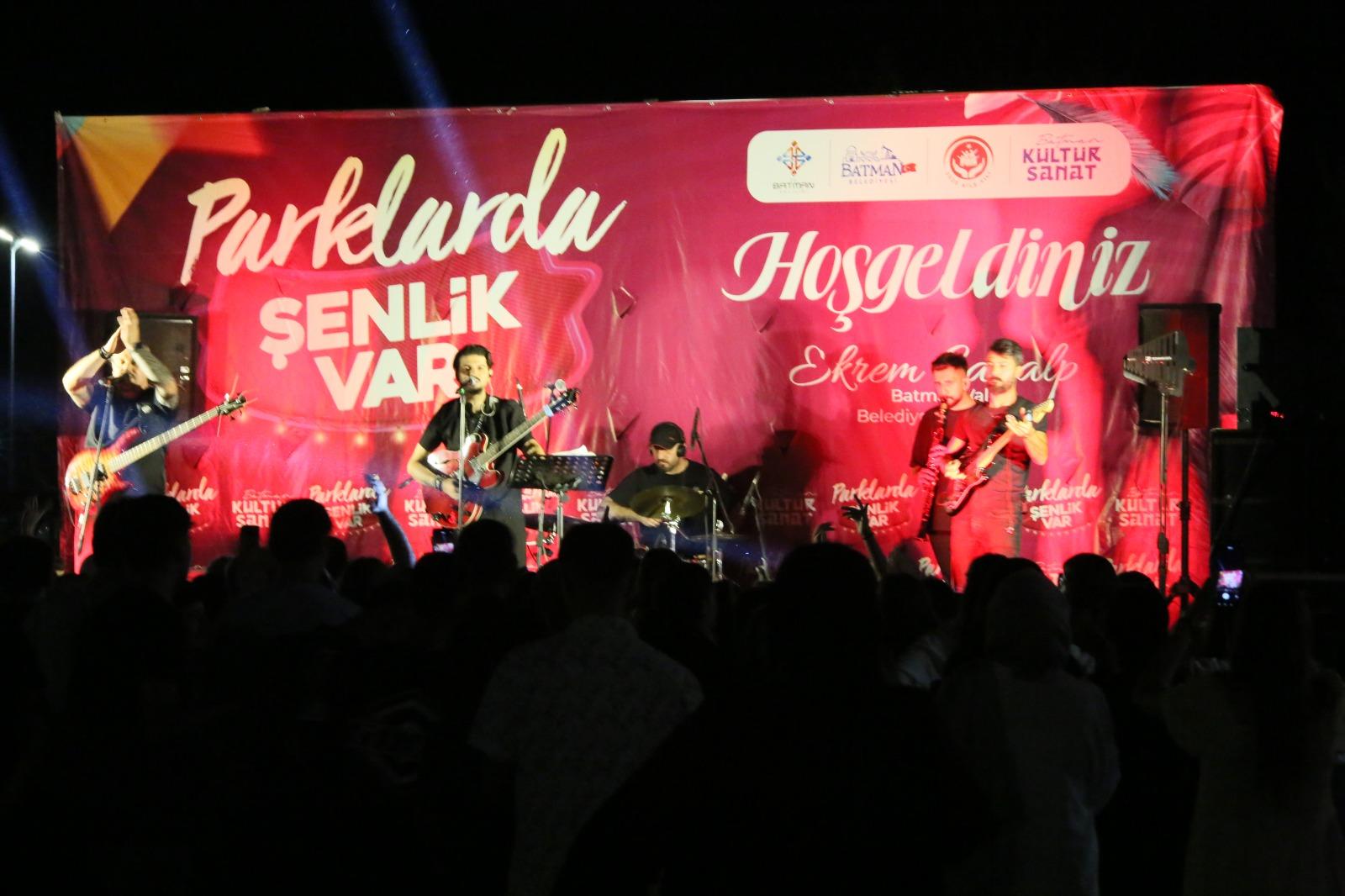 SERİN HAVA, SICAK KONSER* Batmanlılar 4XBand Rock Grubu ile coştu