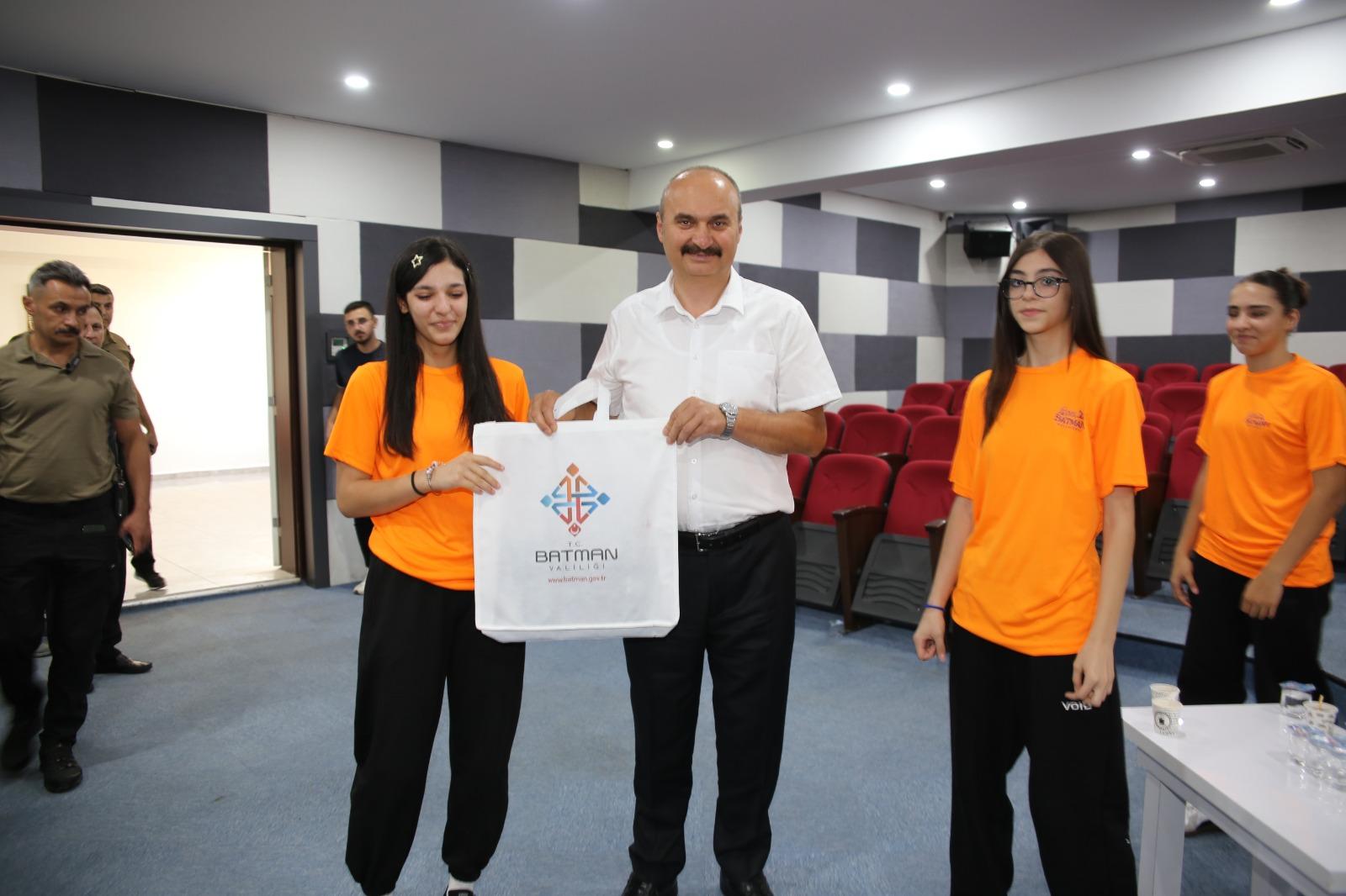 ANADOLU YILDIZLARI VALİ CANALP’I ZİYARET ETTİ