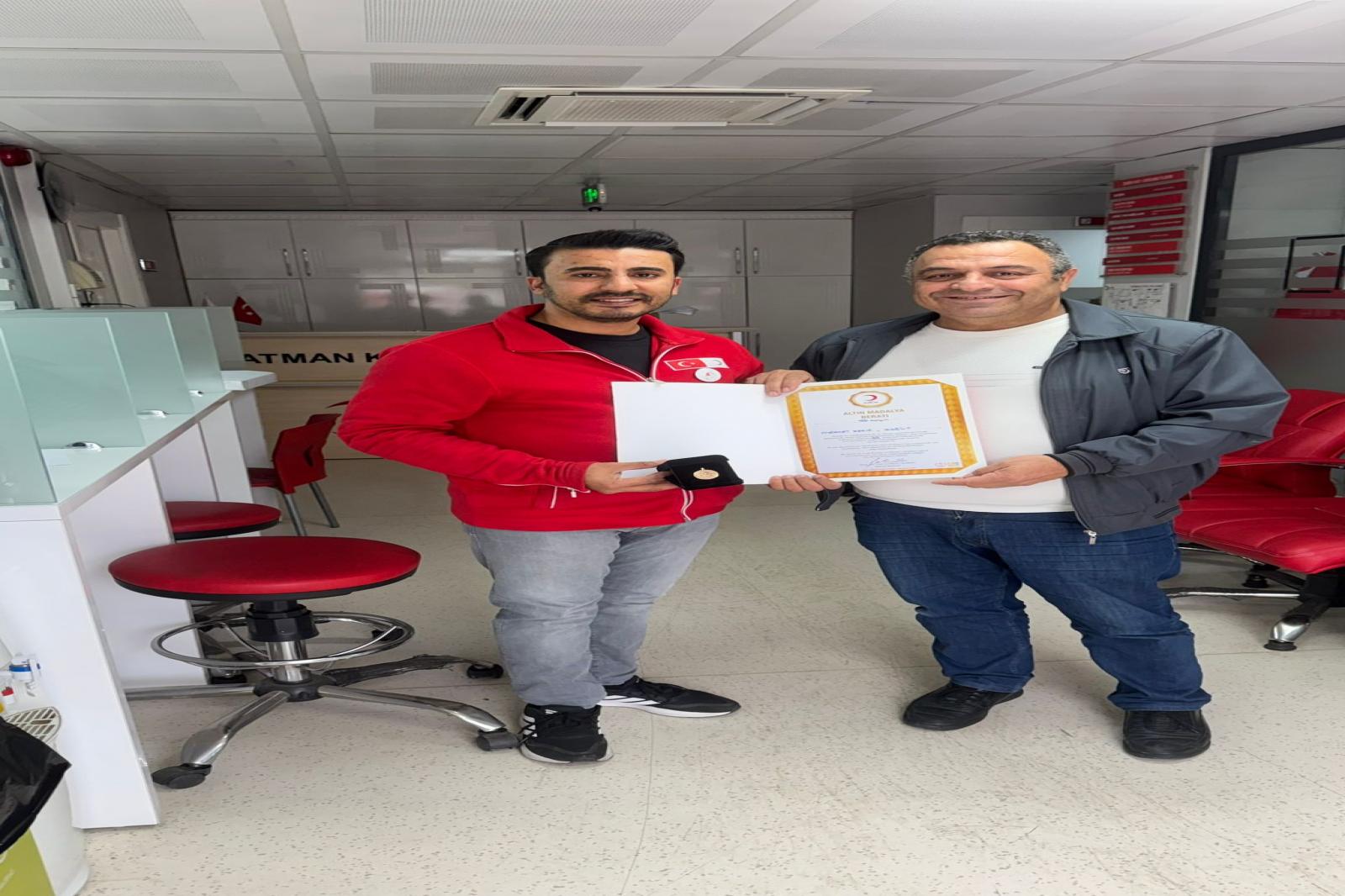 İTFAİYE BAŞ ŞOFÖRÜ KAN BAĞIŞIYLA ALTIN MADALYA İLE ONURLANDIRILDI