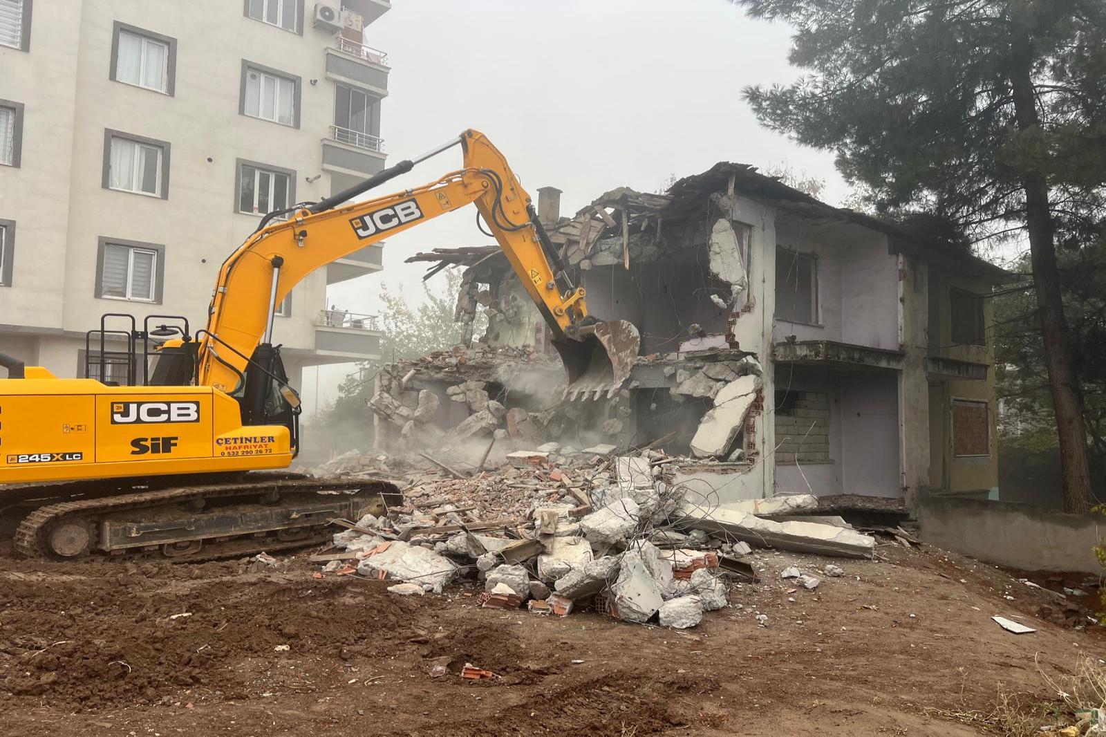  METRUK YAPILAR YIKILDI, KENT DAHA GÜVENLİ HALE GELİYOR