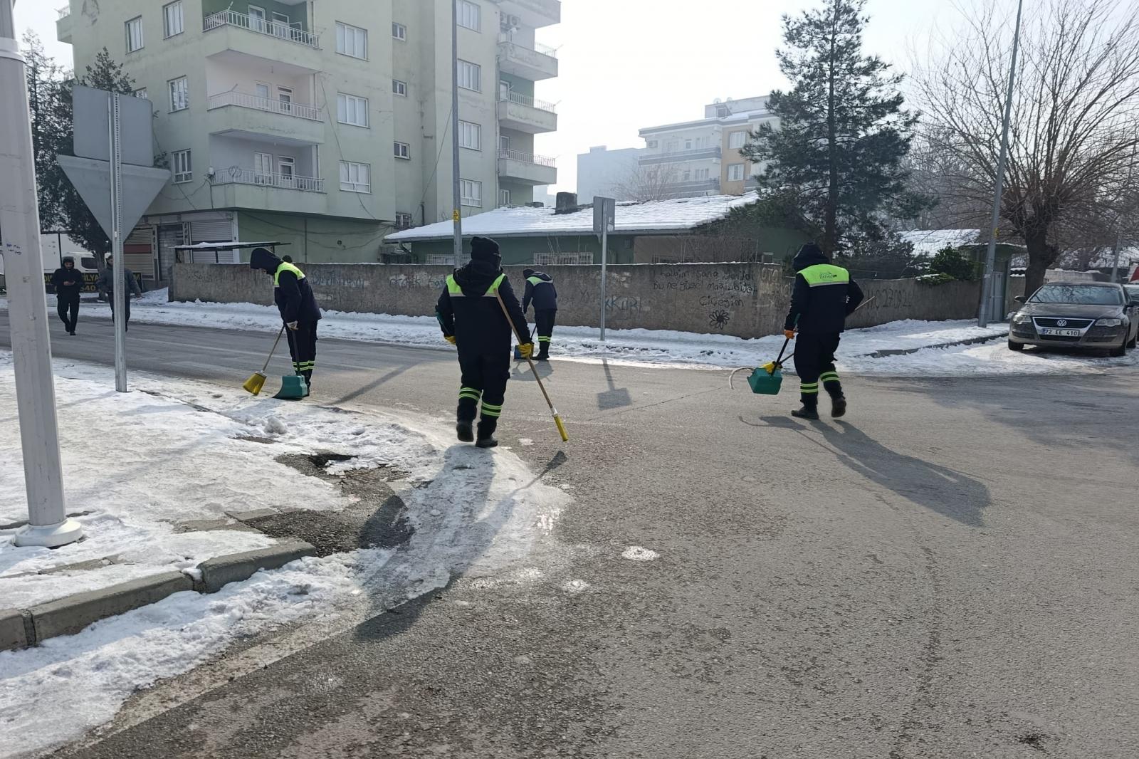 BELEDİYEDEN KAR VE BUZLANMA MÜCADELESİ DEVAM EDİYOR