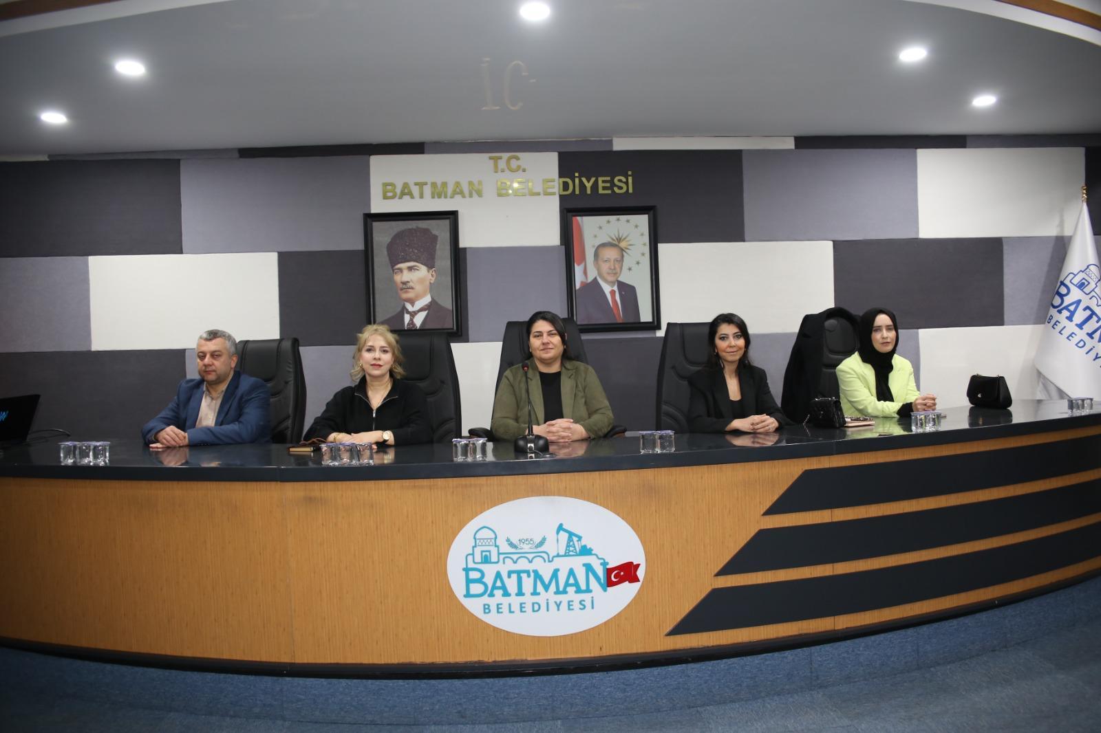 Dr. Ayten Canalp, Kız Öğrencilerle Tecrübelerini Paylaştı