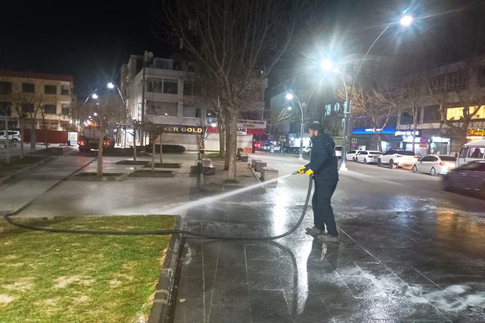  MEYDAN VE KAPALI CADDELERDE DEZENFEKTE ÇALIŞMASI