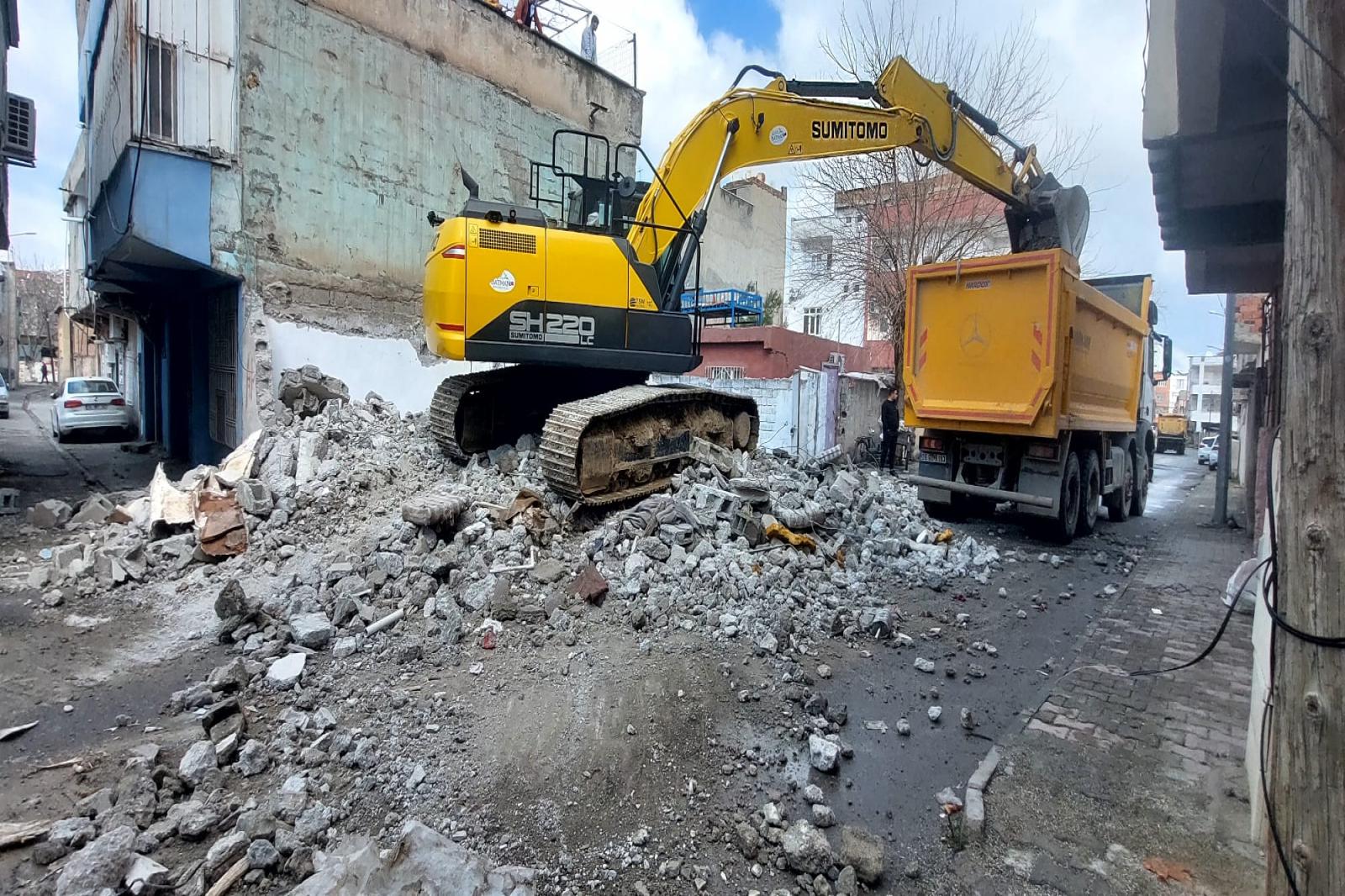 METRUK YAPILARIN YIKIMI SÜRÜYOR