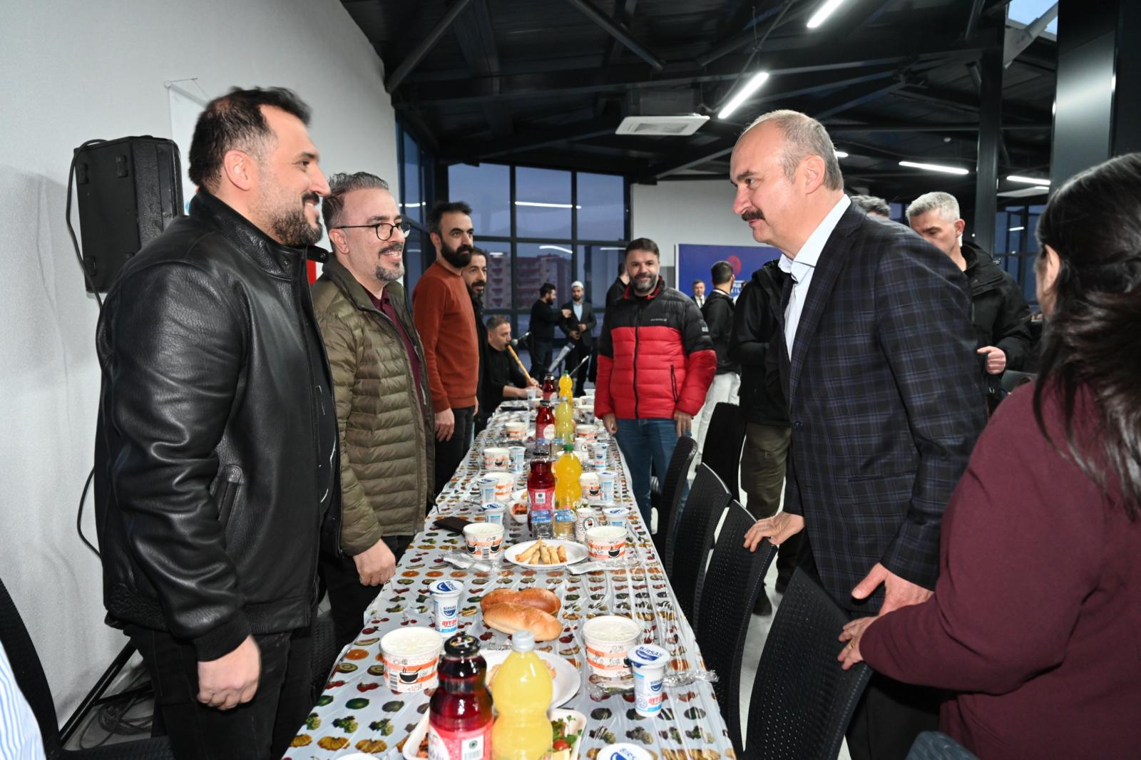 Vali ve Belediye Başkan Vekili Ekrem Canalp, Basın Mensuplarını İftarda Ağırladı