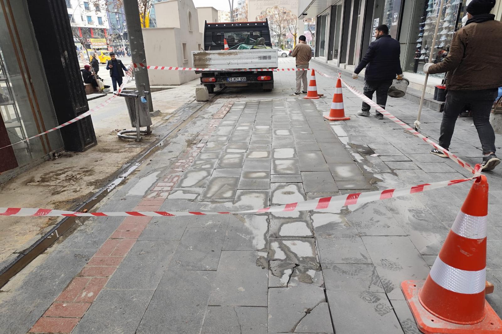 BELEDİYE, BAYRAM ARİFESİNDE DE YOL VE KALDIRIMLARI YENİLİYOR