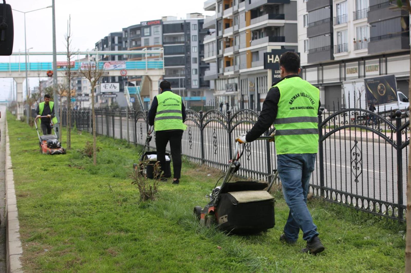 PARK VE YEŞİL ALANLARDA YOĞUN ÇİM BİÇME ÇALIŞMASI