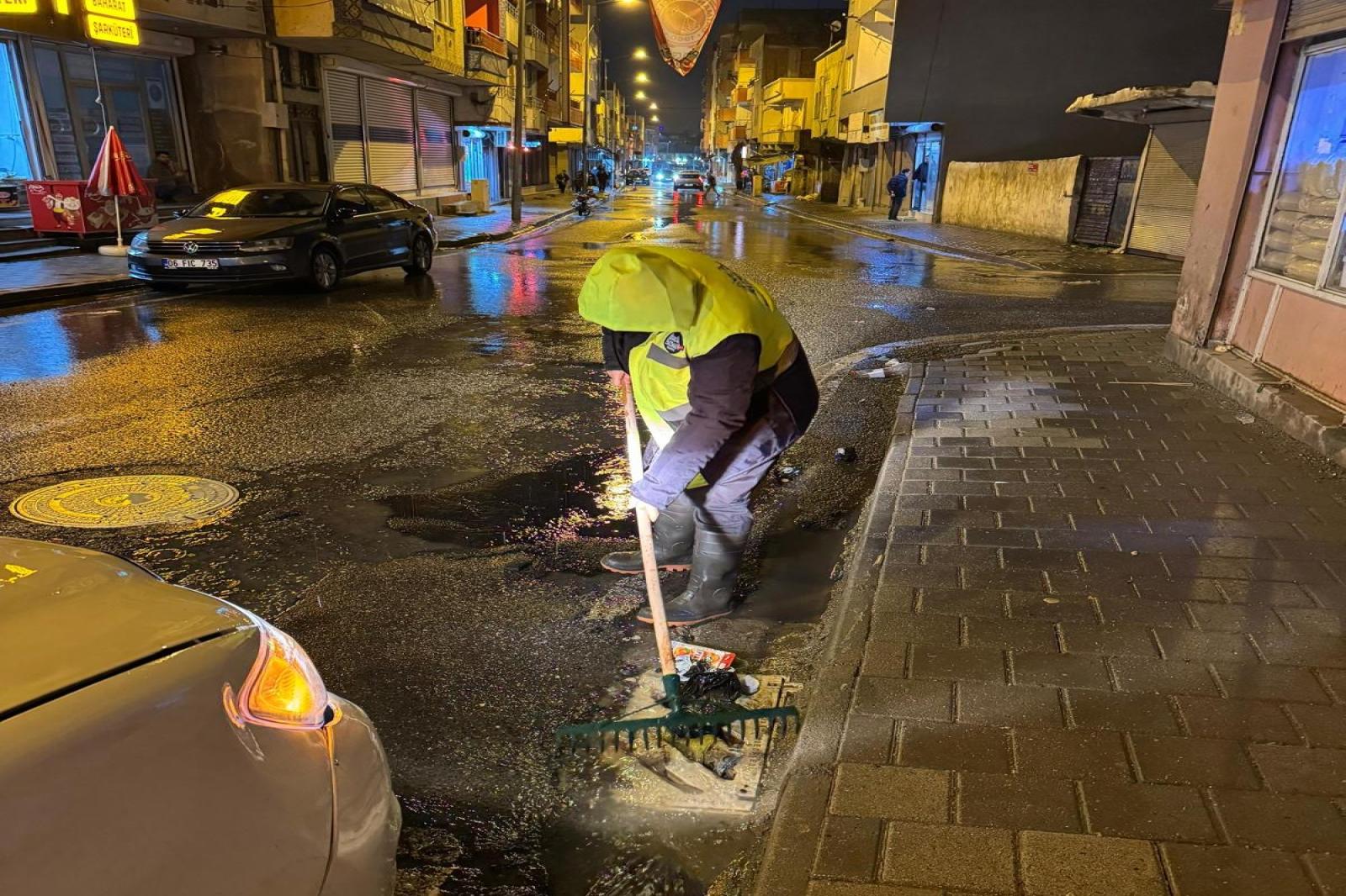 BASKİ’DEN YAĞIŞA KARŞI SAHADA YOĞUN MESAİ