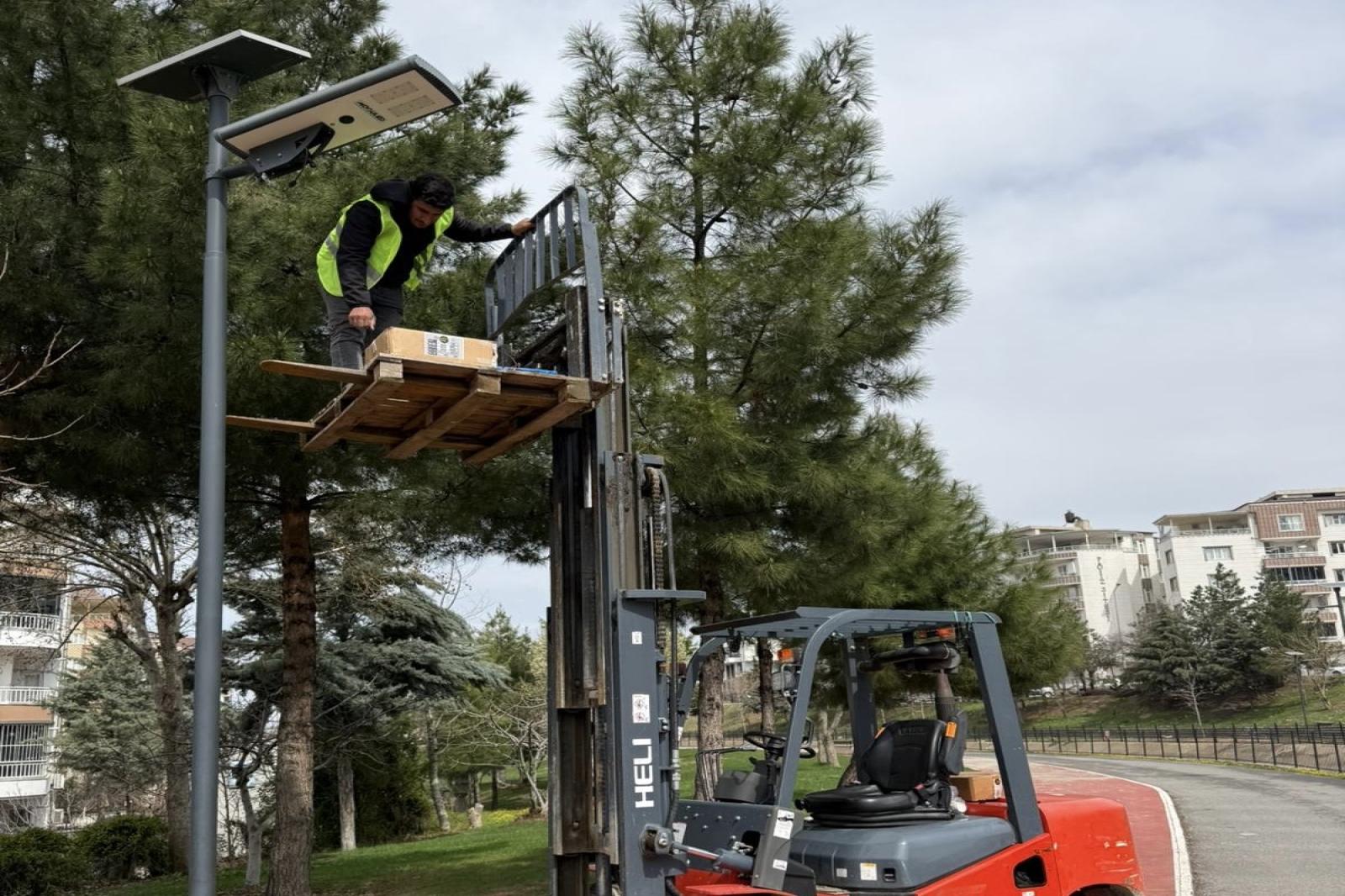 DSİ YÜRÜYÜŞ YOLU GÜNEŞ PANELLERİ GÖZDEN GEÇİRİLİYOR