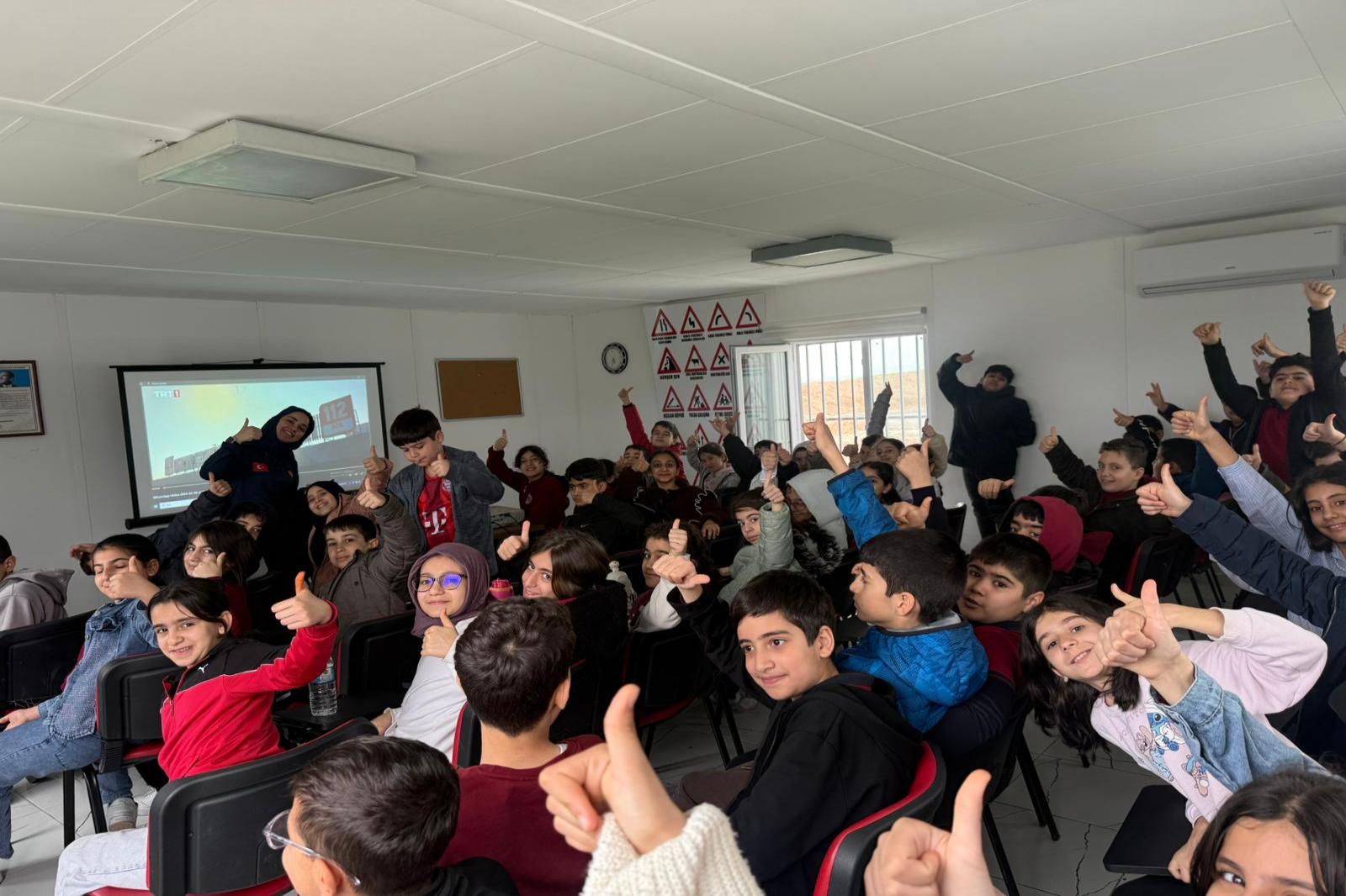 ÖĞRENCİLER YANGINDA ALINMASI GEREKEN ÖNLEMLERİ ÖĞRENİYOR
