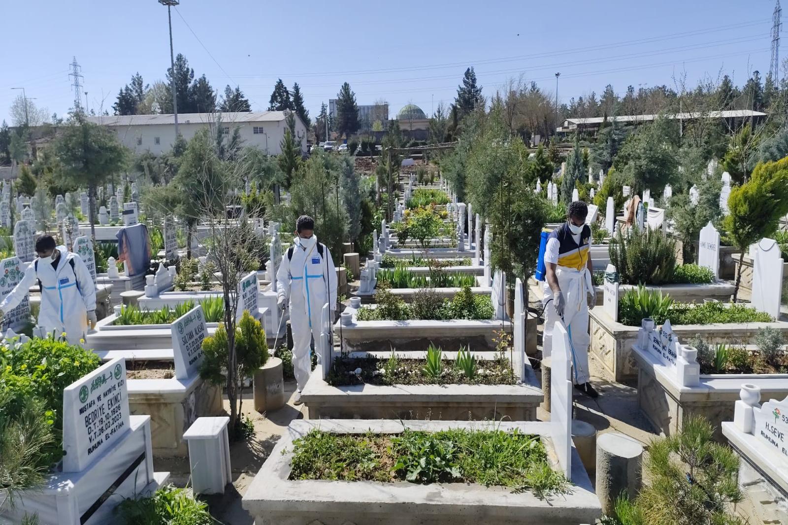MEZARLIKLARDA YABANİ OTLARA KARŞI İLAÇLAMA ÇALIŞMALARI BAŞLADI